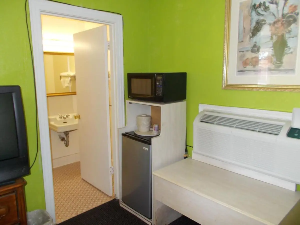 Hillside Motel 8
